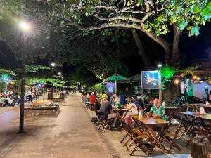 A restaurant or other place to eat at Loft encantador em Praia do Forte próximo à Vila.