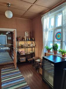 un soggiorno con tavolo e finestra di Kolin Keidas a Kolinkylä