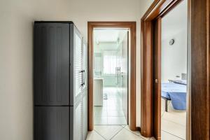 een kamer met een koelkast en een slaapkamer bij [Parking&Wifi free / Hesperia] Groundfloor Oasis in Modena