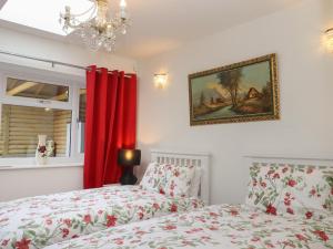 um quarto com duas camas e uma foto na parede em Barons Mews em Herne Bay