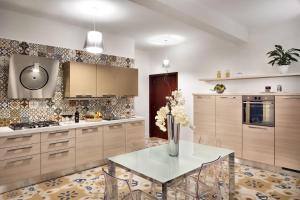 索倫托的住宿－Caruso 2 - Sorrento，厨房配有带花瓶的桌子