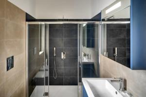 bagno con doccia, lavandino e servizi igienici di Caruso 2 - Sorrento a Sorrento