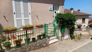 a green fence with potted plants on a house at B&B Le Colonne in Montefusco