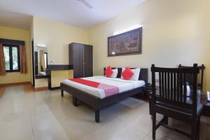 Tempat tidur dalam kamar di OYO 24408 Nirmala Guest House