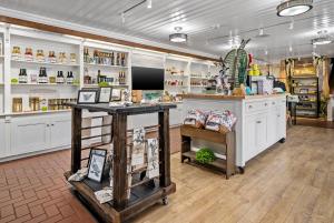 una tienda con armarios blancos y una encimera en una habitación en Apple Farm Inn en San Luis Obispo