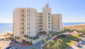 eine Luftansicht auf ein großes Gebäude neben dem Strand in der Unterkunft Ocean Front Penthouse Suite Panoramic Views of Gulf,Pensacola Beach,Pier, & Bay in Pensacola Beach