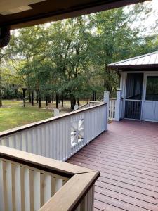 Balkon oz. terasa v nastanitvi Charming Country Cabin with Self Check In