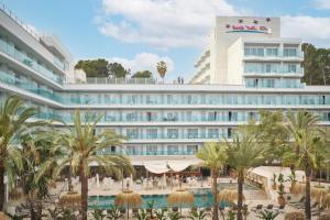un hotel con piscina y palmeras en Hotel Bahia del Sol en Santa Ponsa