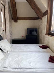 Llit o llits en una habitació de Elegant rooftop studio with shared terrace and jacuzzi