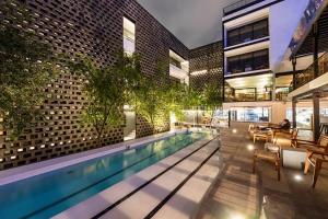una piscina en el medio de un edificio en Hotel Carlota, en Ciudad de México