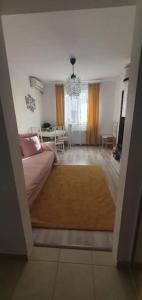 - un salon avec un canapé et un tapis dans l'établissement Apartament 2 camere, modern! Complex privat!, à Popeşti-Leordeni