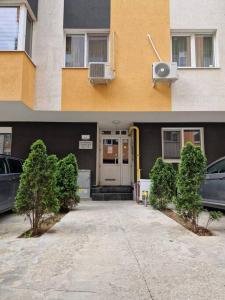 un bâtiment avec une porte et une voiture garée à l'extérieur dans l'établissement Apartament 2 camere, modern! Complex privat!, à Popeşti-Leordeni