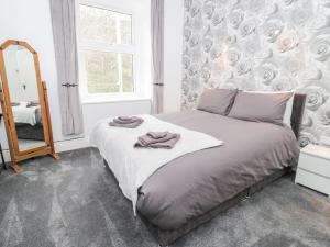 - une chambre avec un lit et 2 serviettes dans l'établissement Gwyder, à Penmaen-mawr