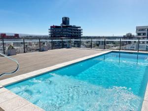 una piscina sul tetto di un edificio di VENETO V DEPARTAMENTOS a Villa Carlos Paz