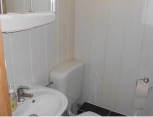 a bathroom with a white toilet and a sink at Cozy Zimmer inkl Parkplatz nach Verfügbarkeit in Essen