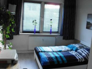 a bedroom with a bed and a window with flowers at Cozy Zimmer inkl Parkplatz nach Verfügbarkeit in Essen