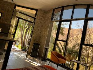 1 dormitorio con una gran puerta de cristal con vistas en Cabañas Caballieri en Pisco Elqui