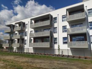 een appartementencomplex met balkons aan de zijkant bij nowy apartament in Ciechocinek