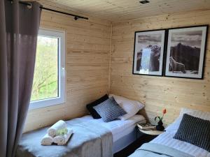 a room with two beds in a log cabin at DomEK Obok Rzeki in Bałtów