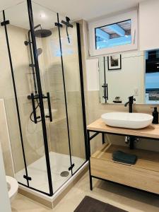 W łazience znajduje się prysznic i umywalka. w obiekcie Ferienwohnung Schwarzwald Lodge w mieście Schömberg