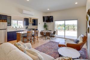 sala de estar con sofá y cocina en Southern Utah Vacation Rental with Hot Tub, en Virgin