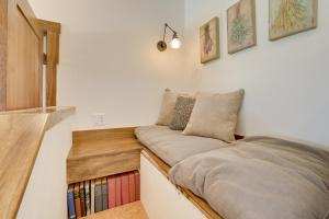 Habitación con cama y estante para libros en Southern Utah Vacation Rental with Hot Tub, en Virgin