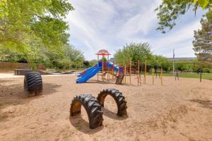 ヴァージンにあるHot Tub and Views Modern Home 15 Mi to Zion NPの遊具