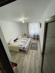 a bedroom with a bed and a couch at Apartament olimp 2 camere in Olimp