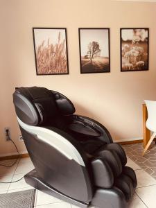 a black leather reclining chair in a room at Stylisches modernes Apartment, Sauna und Wellness Top Lage in Lübbecke