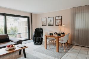 Stylisches modernes Apartment, Sauna und Wellness Top Lage في لوبيكه: غرفة معيشة مع طاولة وأريكة