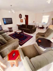 un soggiorno con divani e tavolo di ASYA HOME a Kocaeli