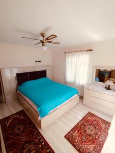 una camera con letto e ventilatore a soffitto di ASYA HOME a Kocaeli
