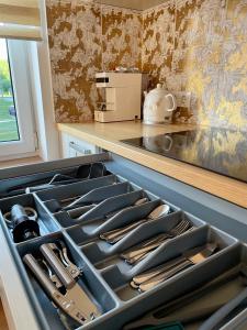 uma gaveta cheia de utensílios numa cozinha em Happy Viesturs em Valmiera