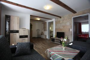 ein Wohnzimmer mit einem Sofa und einem Tisch in der Unterkunft Ferienhaus Montana in Bad Schandau