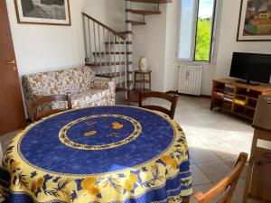 een woonkamer met een blauwe en witte tafel en een bank bij La Stazione in Premeno
