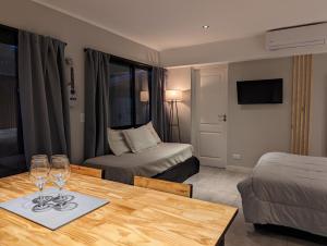 Habitación de hotel con mesa y 2 camas en Hedonism apartments en Mar del Plata