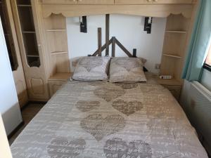 Voodi või voodid majutusasutuse Mobil-home isolé avec jacuzzi - la Cubanière toas