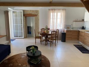 a kitchen and living room with a table and chairs at Gite ANDA- piscine- Montauban - Lacourt-Saint-Pierre in Lacourt-Saint-Pierre
