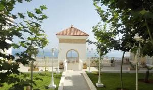 a small building with a roof on top of it at Appartement Al hoceima in Al Hoceïma