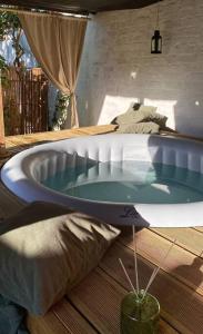 - une baignoire dans une chambre avec un lit dans l'établissement Superbe appartement avec jardin, sauna et jacuzzi, à Bruxelles