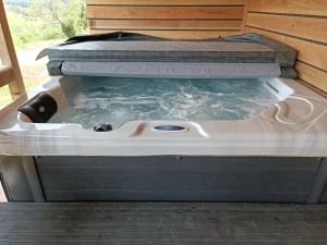 Fotografie z fotogalerie ubytování Mobil-home isolé avec jacuzzi - la Cubanière v destinaci Cublize