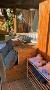 Superbe appartement avec jardin, sauna et jacuzzi في بروكسل: غرفة خشبية مع سرير