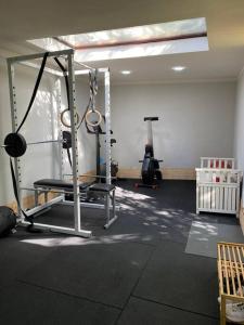 Fitness centrum a/nebo fitness zařízení v ubytování Superbe appartement avec jardin, sauna et jacuzzi + 26 fotografií