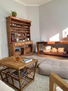 uma sala de estar com um sofá e uma mesa em Superbe appartement avec jardin, sauna et jacuzzi em Bruxelas