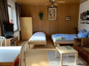 uma sala de estar com duas camas e um sofá em Schönes großes Zimmer 1 Et Parkplatz nach Verfügbarkeit em Essen