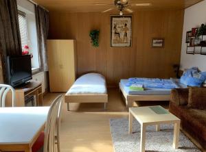 a living room with two beds and a couch at Schönes großes Zimmer 1 Et Parkplatz nach Verfügbarkeit in Essen
