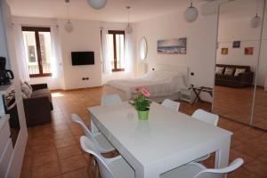 ein Wohnzimmer mit einem weißen Tisch und Stühlen in der Unterkunft Appartamento in piazza CAVOUR centro storico Rimini in Rimini