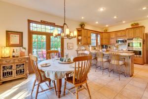 una cucina con tavolo e sedie in una stanza di Spacious Greenbrier Vacation Rental on about 4 Acres! a Greenbrier