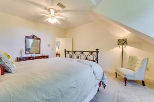 una camera con un grande letto e una sedia di Spacious Greenbrier Vacation Rental on about 4 Acres! a Greenbrier