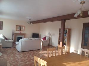 sala de estar con muebles blancos y mesa en Lovely 4-Bed House in rural West France, en Clussais-la-Pommeraie